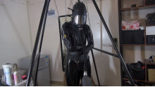 ラテックス + レザー + ガス マスク 三層で覆われる 革拘束衣掛かる窒息水刑